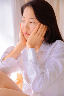 被宿友集体扒开腿用黄瓜调教